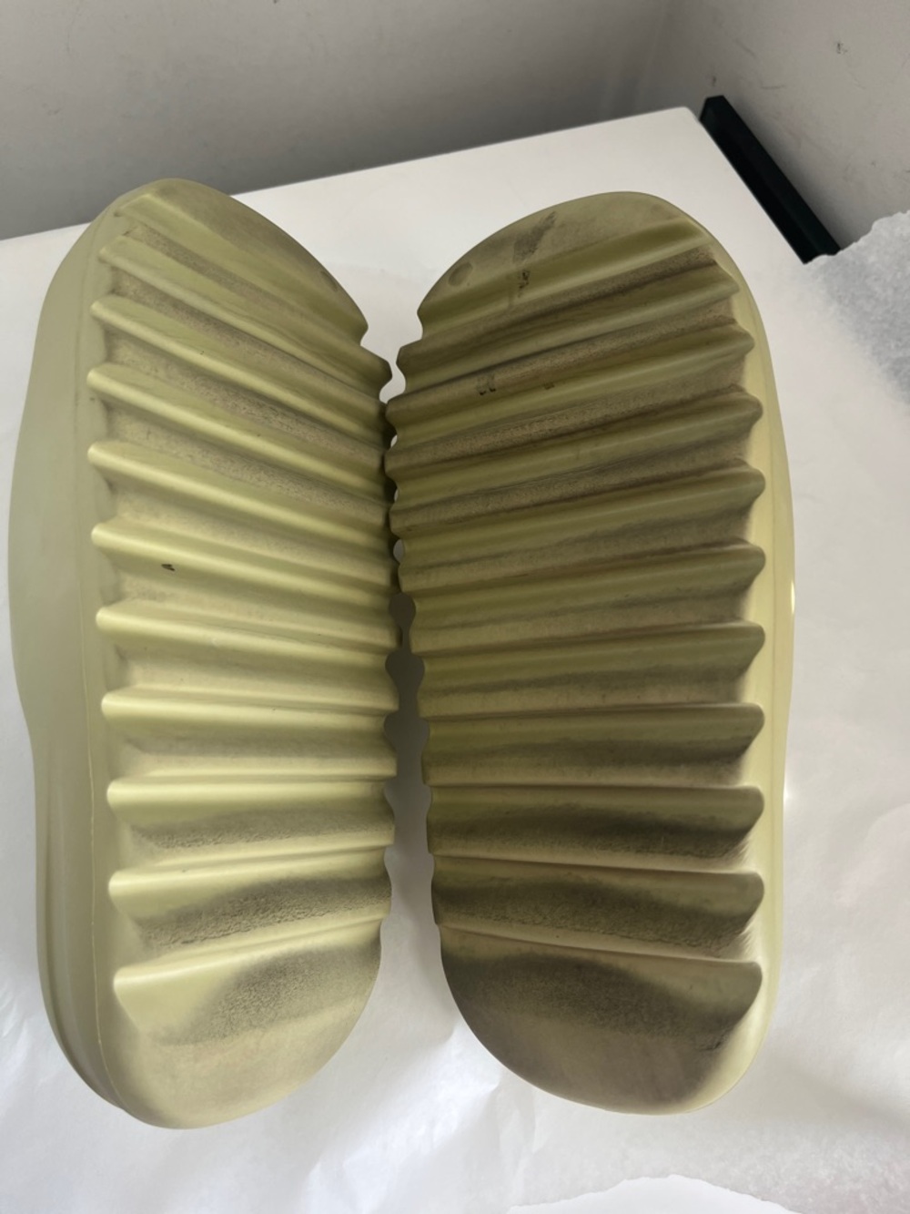 Adidas Boys Yeezy Slides Size 6 - Picture 6 of 7